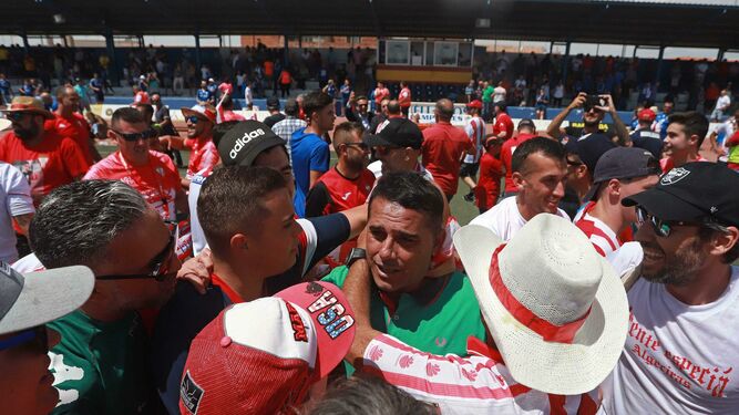 Emilio Fajardo se abraza con los aficionados del Algeciras en Socuéllamos.