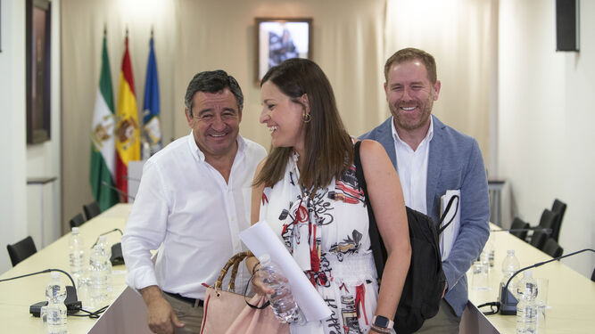 Cavada, junto a José Loaiza (PP) y a Conrado Rodríguez (primer teniente de alcaldesa), abandona el salón de plenos al finalizar la sesión.