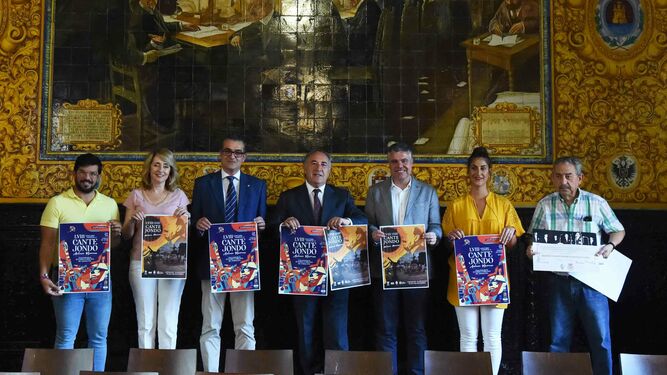 Los alcaldes de Algeciras y Mairena del Alcor, junto a concejales y los representantes flamencos en la presentación de la preliminar.