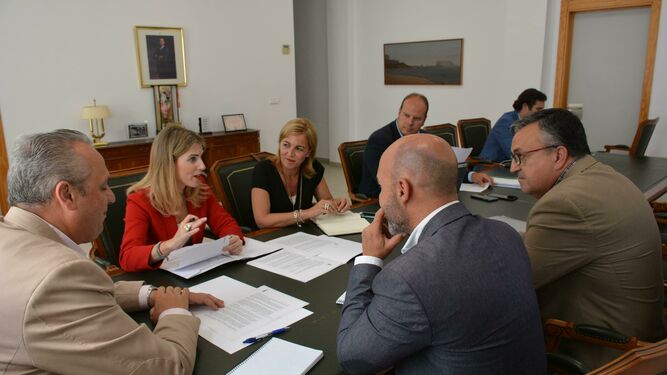 Un momento de la reunión entre el Ayuntamiento de San Roque y la Junta de Andalucía.