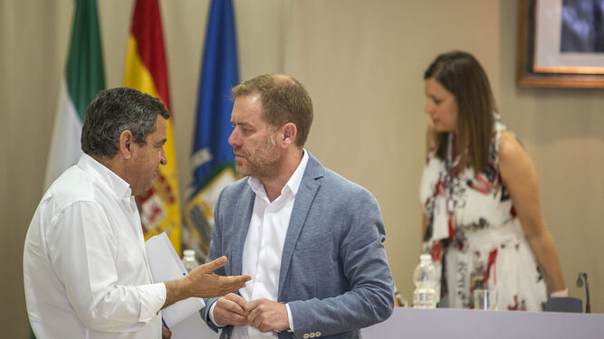 Loaiza (PP) habla con Conrado Rodríguez (PSOE) en un pleno.