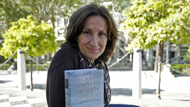 La escritora Paloma Sánchez-Garnica con su última novela.
