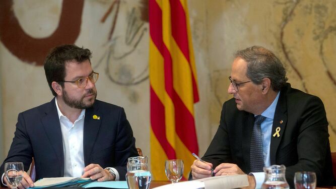 El vicepresidente del 'Govern', Pere Aragonès (izquierda), charla con el jefe del Ejecutivo catalán, Quim Torra.