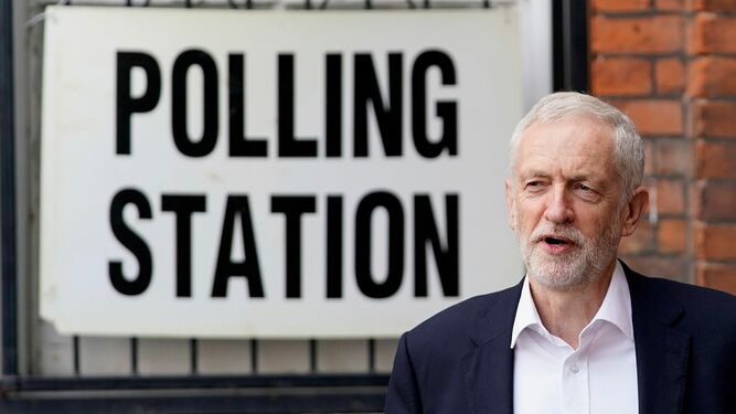 Jeremy Corbyn sale de un colegio electoral tras votar en las pasadas elecciones europeas.