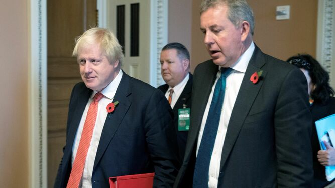 El ya es embajador británico en EEUU Kim Darroch (derecha), con Boris Johnson en una imagen de archivo.