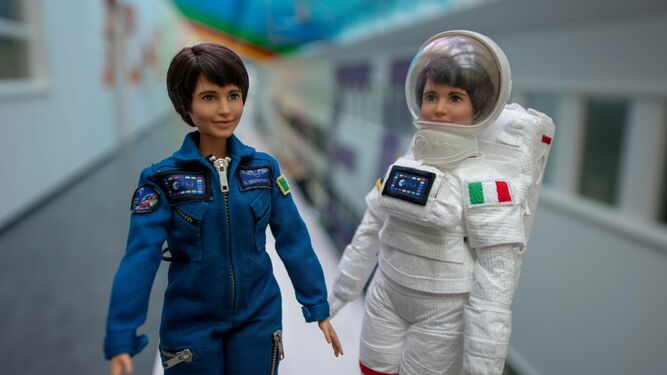 Barbie astronauta, con traje de ingeniera y espacial.