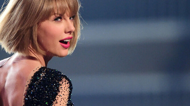 Primer plano de la cantante Taylor Swift, de 29 años, la famosa con mayor patrimonio en el mundo.