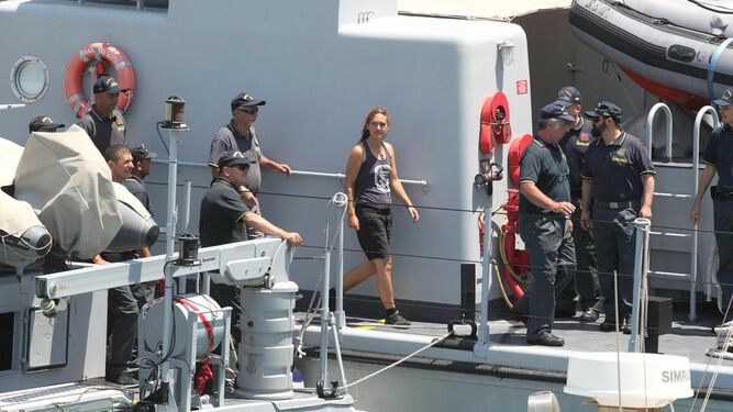 Carola Rackete, capitana del ‘Sea Watch’, es escoltada por efectivos de la Guardia de Finanzas a su llegada a Porto Empedocle, el pasado día 1.