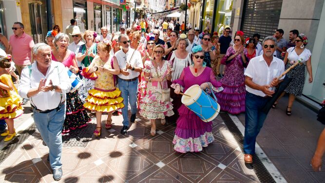 Un grupo de personas celebra el Domingo Rociero en la Feria de La Línea de 2019.