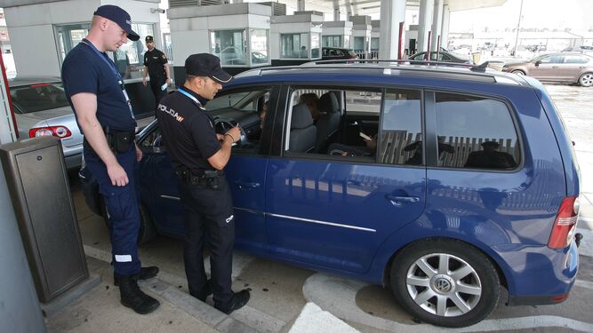 Dos agentes inspeccionan un vehículo durante la Operación Minerva.