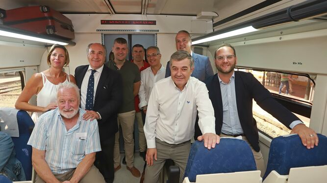 Las mejores fotos del viaje reivindicativo de los alcaldes a Ronda en tren