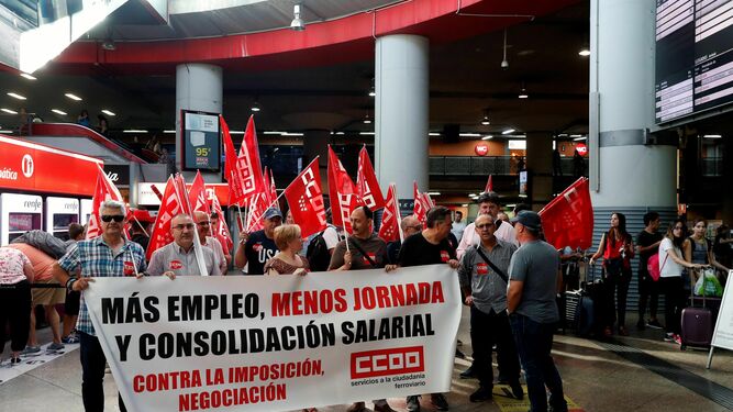 Los trabajadores y trabajadoras de Renfe durante la manifestación convocada por Comisiones Obreras.