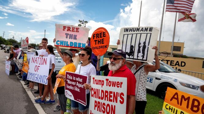 Activistas protestan frente al centro de acogida temporal para menores sin acompañar de Homestad, Florida.