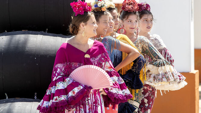 Grupo de chicas reunidas en la portada de la Feria del Carmen de San Fernando