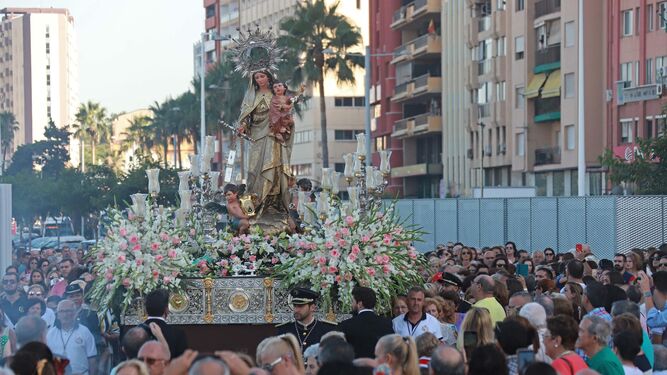 La multitud acompaña a la Virgen del Carmen a la dársena pesquera