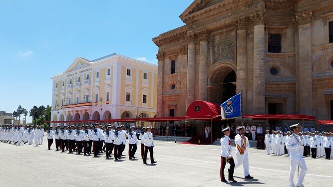 Desfile de la fuerza en la Escuela de Suboficiales con motivo del Día del Carmen.