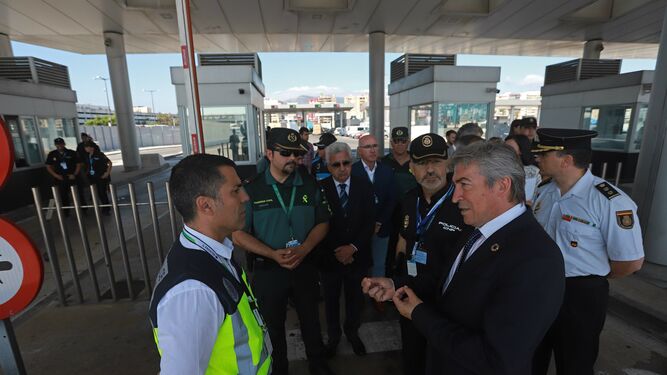 Lucrecio Fernández (dcha.), delegado del Gobierno en Andalucía, visita la Estación Marítima acompañado por la Policía Nacional y la Guardia Civil.