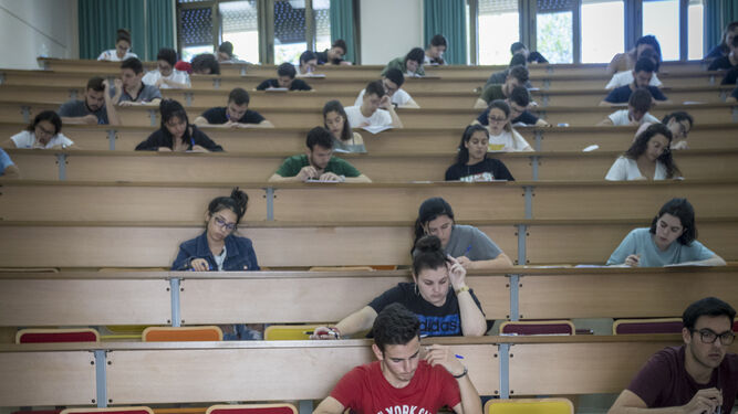 Estudiantes en el examen de selectividad.