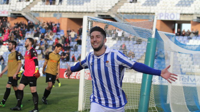 Antonio Domínguez celebra un gol en su etapa más reciente en el Recre.