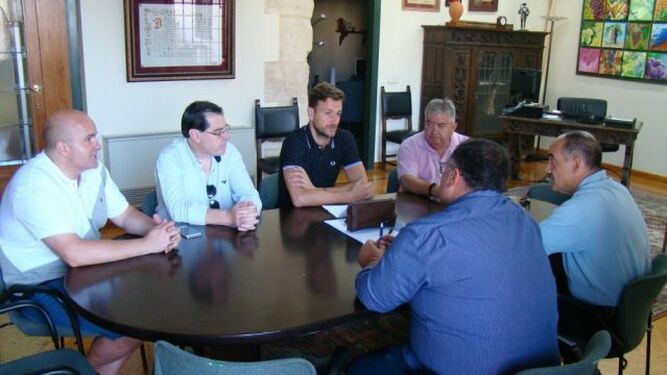 La directiva del Villarrobledo, en una reunión con el alcalde de la ciudad.