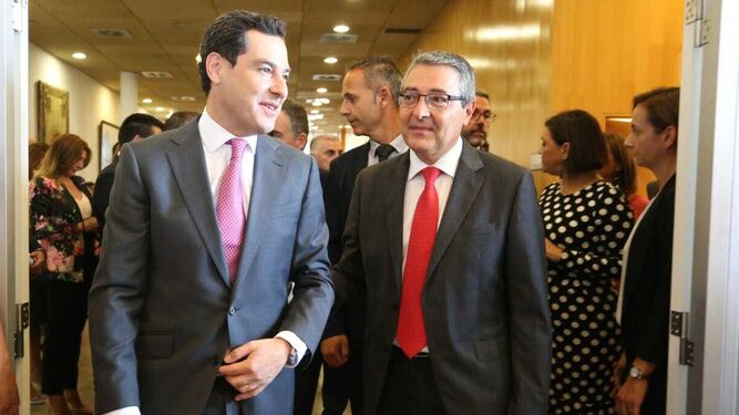 El presidente de la Junta, Juanma Moreno, con Salado, este miércoles en Málaga.