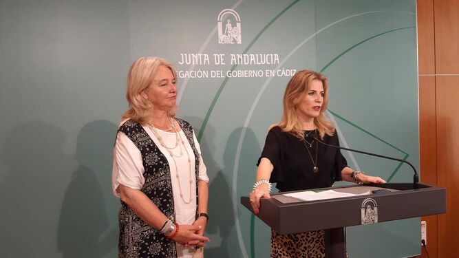 La delegada del Gobierno, Ana Mestre, y la delegada territorial de Fomento, Mercedes Colombo, durante la rueda de prensa de esta mañana.