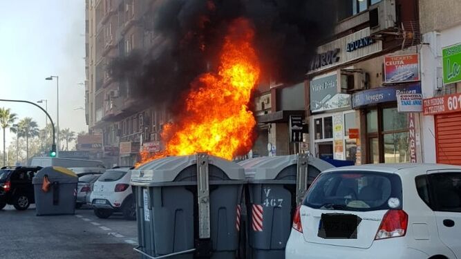 Uno de los contenedores quemados, en la avenida Virgen del Carmen, el pasado día 2.
