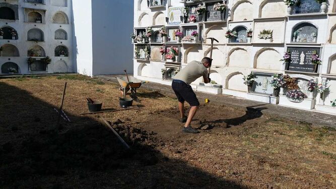 Uno de los integrantes del equipo comienza la cata en el patio del cementerio de Jimena.