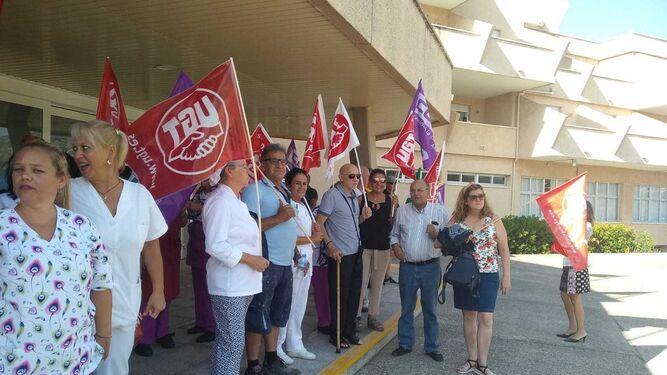 Los trabajadores de la Residencia de Tiempo Libre, concentrados junto a delegados sindicales de CCOO y UGT.