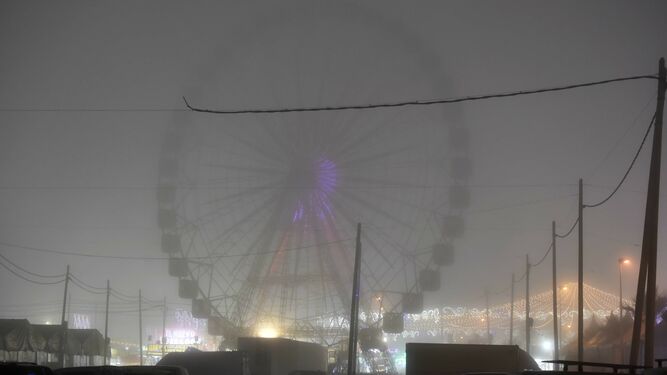 La noria, cubierta por la niebla