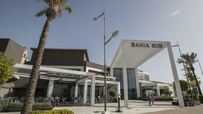 Paseo del centro comercial Bahía Sur, en San Fernando.
