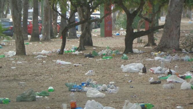 Bolsas y botellas en el parque Princesa Sofía, el pasado miércoles