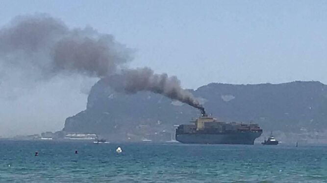 Un barco emite gases en la Bahía de Algeciras.