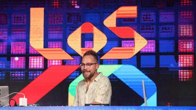El DJ Óscar Martínez, anoche durante el concierto de Los 40 Summer Live en la playa de Camposoto.