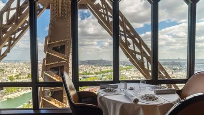 Una de las mesas del reformado restaurante de la Torre Eiffel