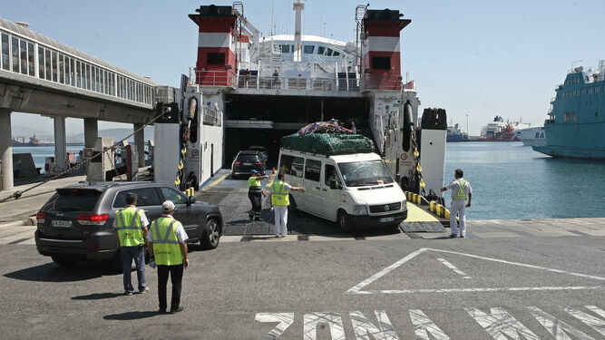 Un ferry carga y descarga vehículos en el puerto de Algeciras.