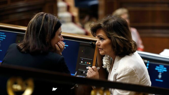 Las socialistas Adriana Lastra y Carmen Calvo conversan este martes en el Congreso.