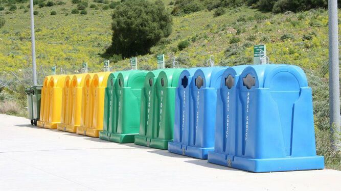 Contenedores de reciclaje en el punto de Guadarranque.