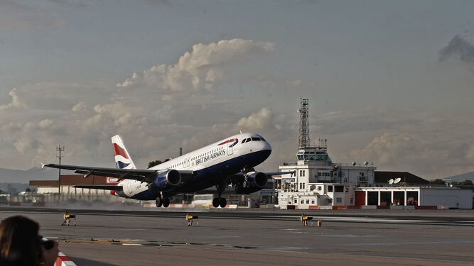 Un avión despega del aeropuerto de Gibraltar