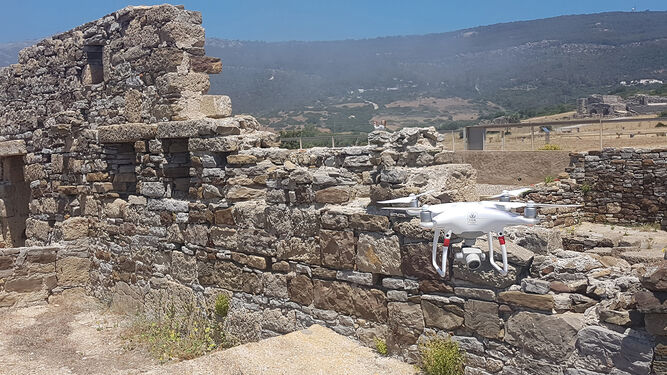 Un dron capta imágenes a baja altura en las factorías de salazones de Baelo Claudia