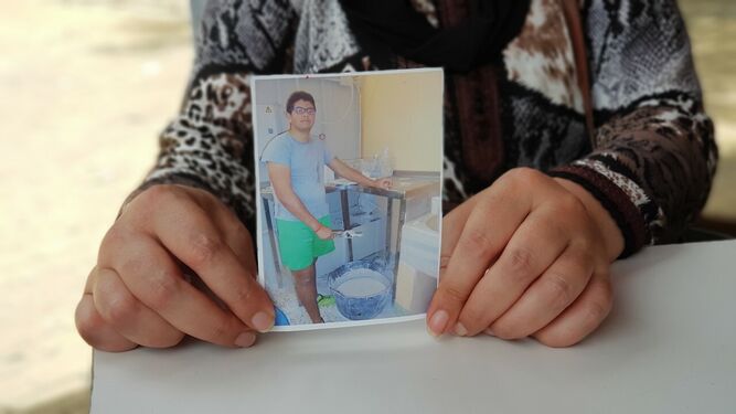 Khadija, madre de Ilias T., muestra una foto de su hijo, fallecido en el centro de menores Tierras de Oria