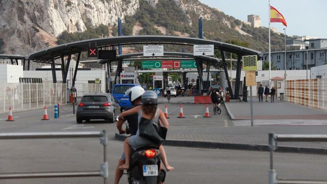 Varios vehículos se disponen a pasar por la frontera a Gibraltar