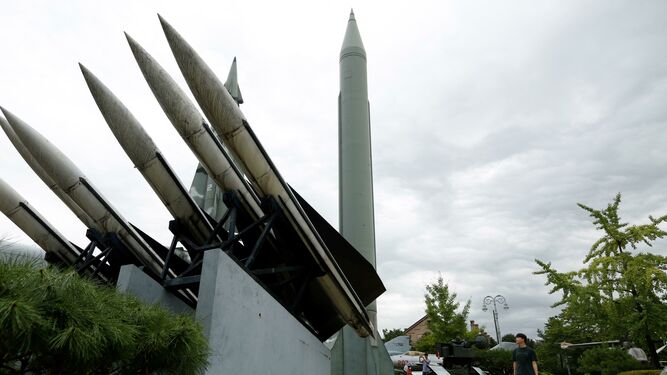 Un surcoreano contempla un misil balístico táctico Scud-B norcoreano en el Museo Conmemorativo de la Guerra de Corea, este miércoles en Seúl