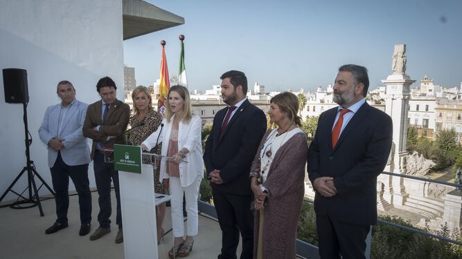 Ana Mestre, con los delegados territoriales de la Junta en Cádiz, en la capital gaditana.