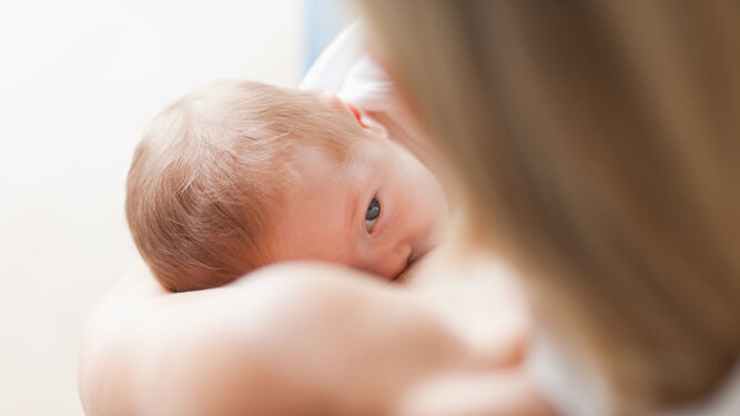 Los profesionales sanitarios fomentan la lactancia materna o natural porque está demostrado que es la mejor forma de alimentar al bebé.