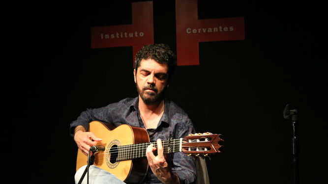 El guitarrista José Carlos Gómez, durante un recital en una sede del Instituto Cervantes.