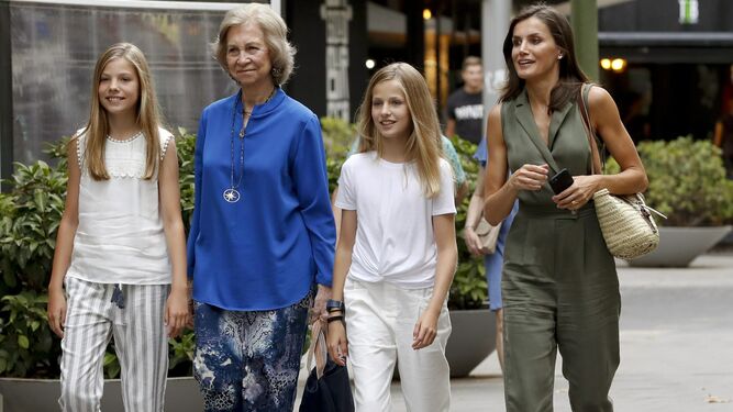 La reina Letizia, Leonor y Sofía pasan la tarde en Mallorca con doña Sofía