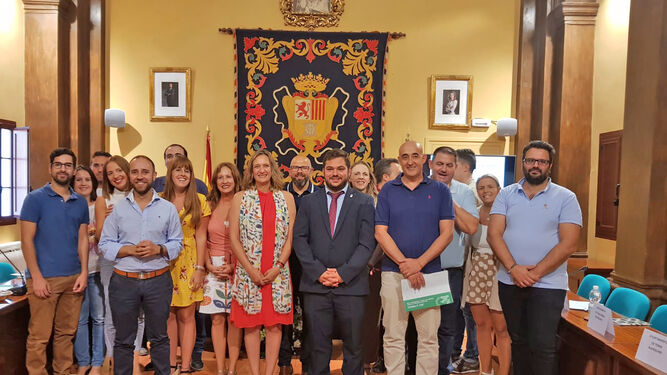 El delegado de Turismo de la Junta, Miguel Rodríguez, junto a los alcaldes de la sierra en la reunión celebrada en Ubrique.