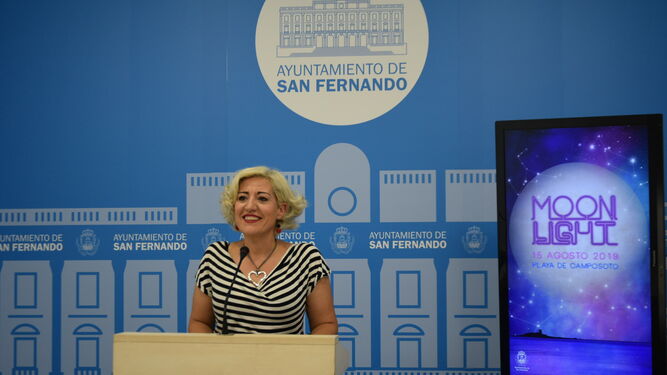 La concejala de Turismo, María José Foncubierta, durante la presentación del Moonlight Camposoto.