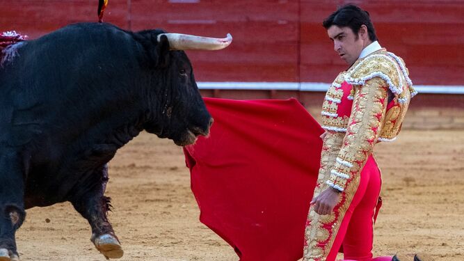Perera, en un muletazo de rodillas, ayer, en la plaza de toros de Huelva.
